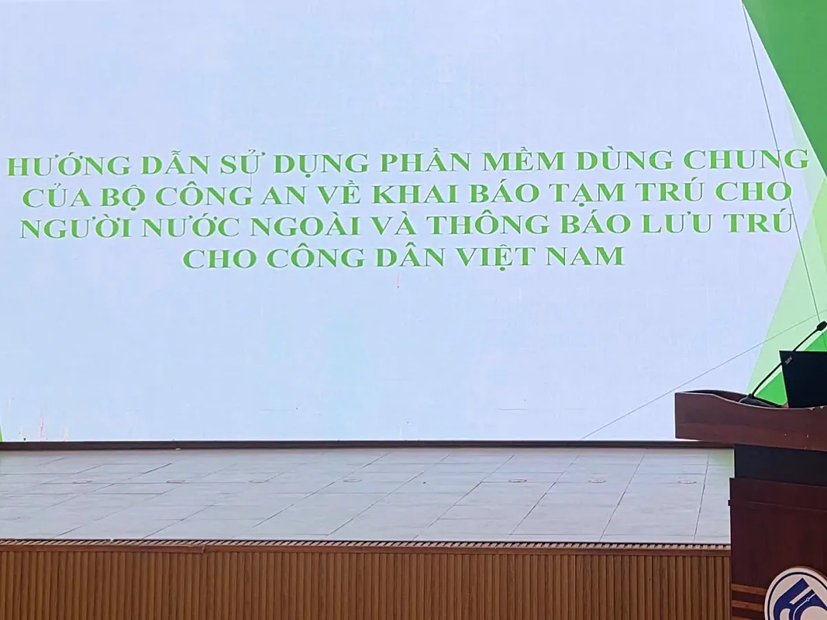 A slide titled in Vietnamese as a guide to the Ministry of Public Security's shared software for declaring foreigners' temporary residence, shown at a ward meeting in Da Nang