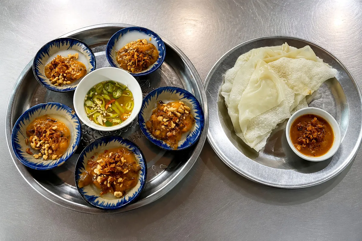 Bánh bèo in small bowls and bánh đập on a plate at a Da Nang stall