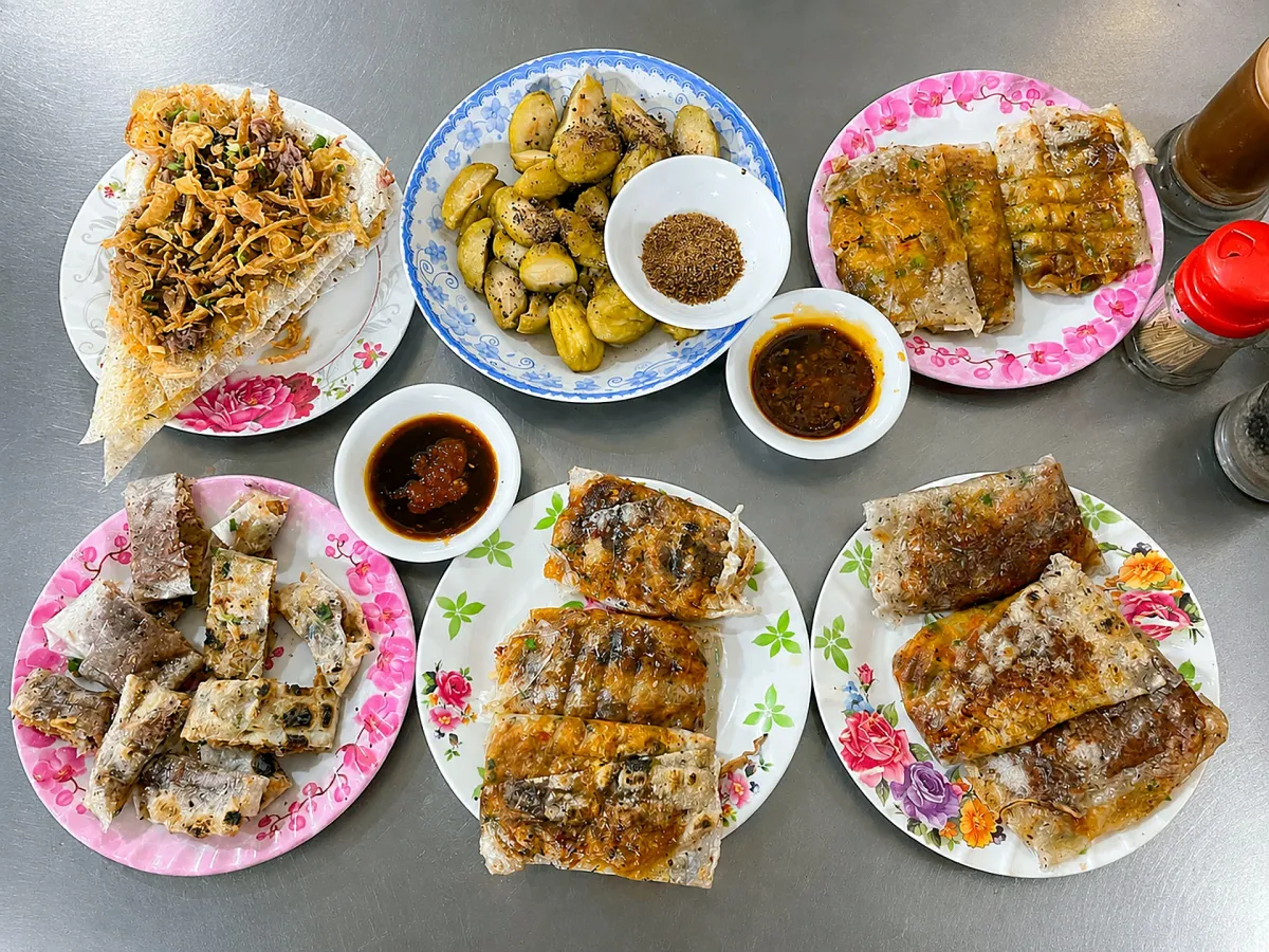 Da Nang rice-paper snacks on plates at Dì Hoa