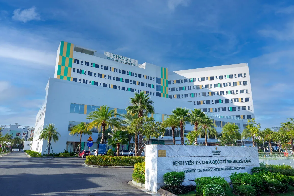The front of Vinmec Da Nang International Hospital with its stone name sign