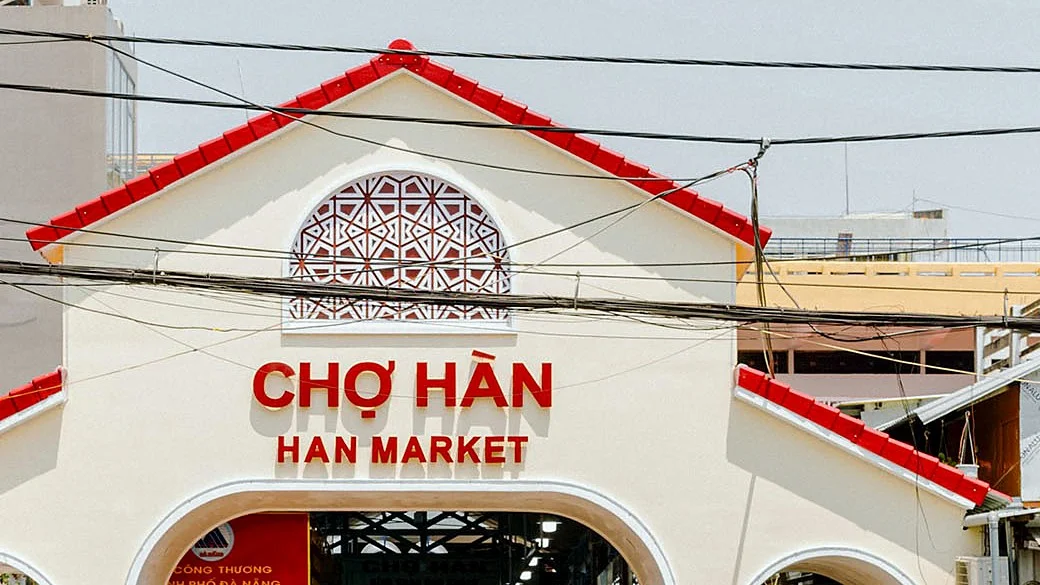 The gate of Han Market in central Da Nang, with its sign reading Chợ Hàn and Han Market