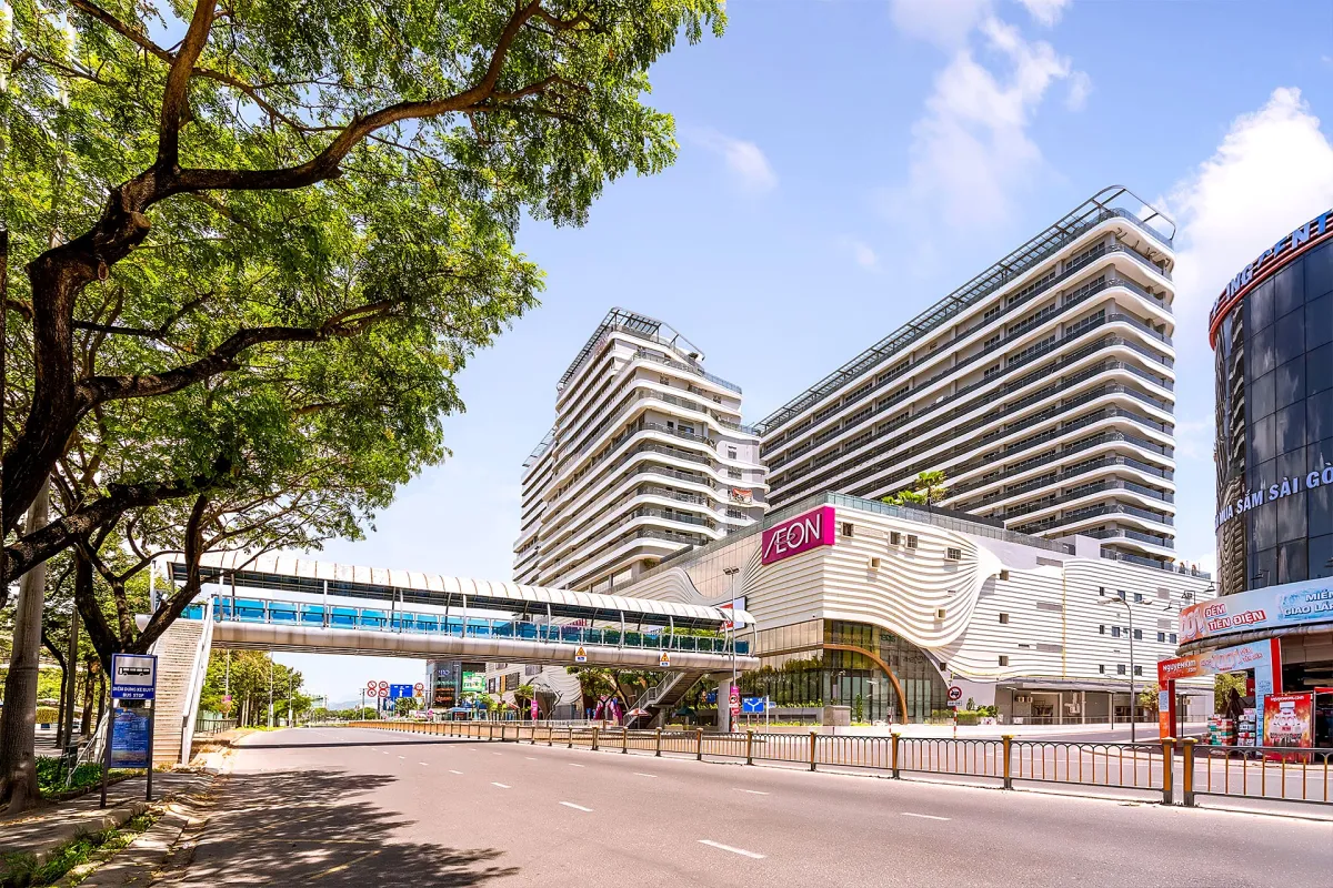 Two white towers above a shopping mall at TTC Plaza on Dien Bien Phu street in Da Nang, beside a pedestrian bridge